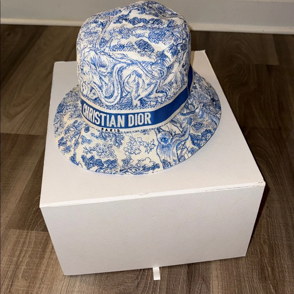 💙 💯 AUTH CHRISTIAN DIOR BLUE WHITE PRINT BUCKET HAT NWOT 💙 - Picture 8 of 10